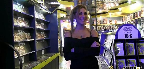 Visite au sex-shop qui finie en bukkake avec Sheryl Riviera